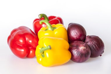 Büyük kırmızı ve sarı paprikas ve kırmızı soğan
