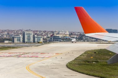 Istanbul, Türkiye. 30 Nisan 2011. Atatürk Havaalanına kadar uçan uçak penceresinden bir görünüm