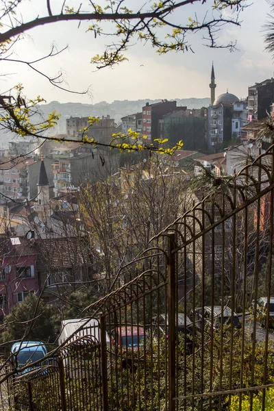 Istanbul, Turchia. 29 aprile 2011. Un paesaggio urbano in una foschia facile — Foto Stock