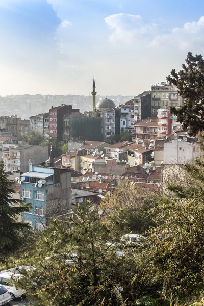 Istanbul, Türkiye. 29 Nisan 2011. Kolay bir sis içinde bir şehir manzarası — Stok fotoğraf