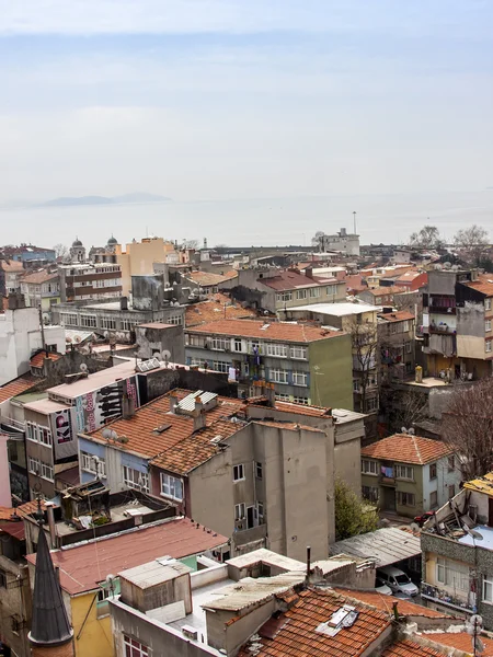 Istanbul, Türkiye. 28 Nisan 2011. Boğaz'ın kıyısında evlerin bir görünüm. Kentsel çatılar. — Stok fotoğraf