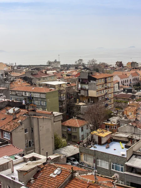 Istanbul, Turkey. April 28, 2011. A view of houses on the bank of the Bosphorus. Urban roofs. — Stock Photo, Image