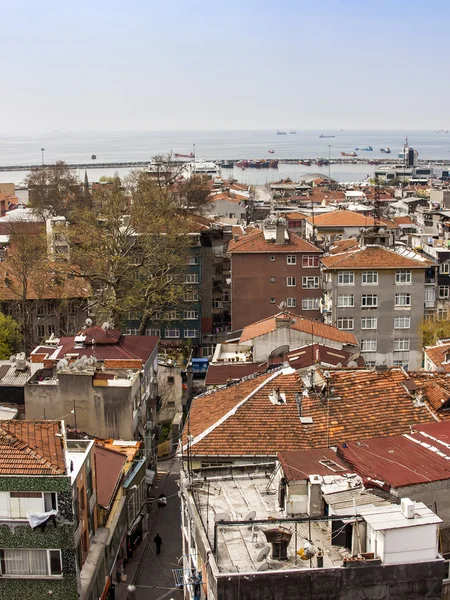 Istanbul, Turkiet. April 28, 2011. En vy av hus på packa ihop av Bosphorusen. Urban tak. — Stockfoto