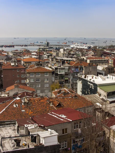 Istanbul, Turecko. Duben 28, 2011. Pohled domů na břehu Bosporu. Městské střechy. — Stock fotografie