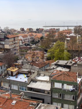 Istanbul, Türkiye. 28 Nisan 2011. Boğaz'ın kıyısında evlerin bir görünüm. Kentsel çatılar.