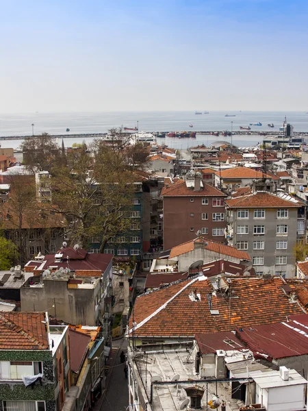 Istanbul, Türkiye. 28 Nisan 2011. Boğaz'ın kıyısında evlerin bir görünüm. Kentsel çatılar. — Stok fotoğraf