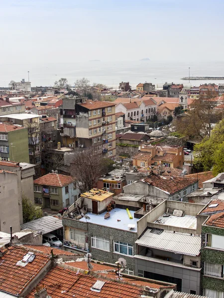 Istanbul, Türkiye. 28 Nisan 2011. Boğaz'ın kıyısında evlerin bir görünüm. Kentsel çatılar. — Stok fotoğraf