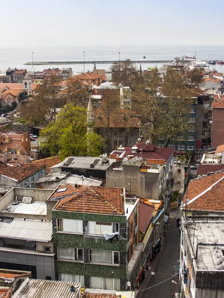 Istanbul, Turecko. Duben 28, 2011. Pohled domů na břehu Bosporu. Městské střechy. — Stock fotografie