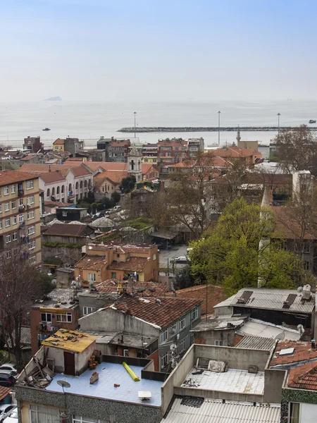 Istanbul, Türkiye. 28 Nisan 2011. Boğaz'ın kıyısında evlerin bir görünüm. Kentsel çatılar. — Stok fotoğraf