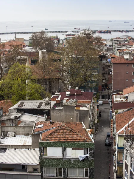 Istanbul, Turkiet. April 28, 2011. En vy av hus på packa ihop av Bosphorusen. Urban tak. — Stockfoto