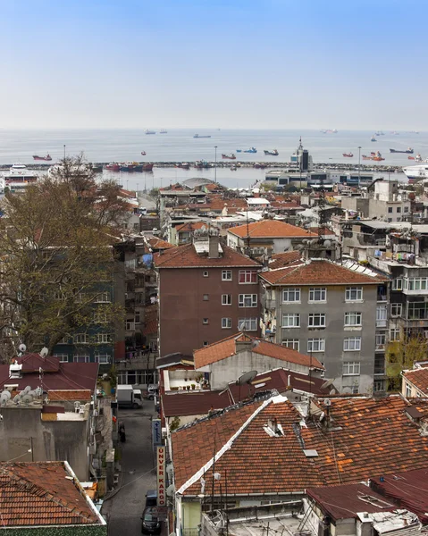 Istanbul, Turkiet. April 28, 2011. En vy av hus på packa ihop av Bosphorusen. Urban tak. — Stockfoto