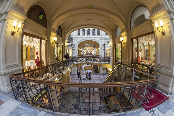 Moscú, Rusia, 27 de enero de 2014. Tienda de Goma de mascar piso de por ojo de pez vista. El GUM es la vista histórica de Moscú y el centro comercial reconocido — Foto de Stock