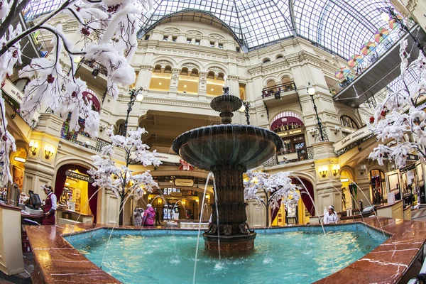 Moscú, Rusia, 27 de enero de 2014. Tienda de Goma de mascar piso de por ojo de pez vista. El GUM es la vista histórica de Moscú y el centro comercial reconocido —  Fotos de Stock