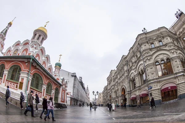 Moscú, Rusia, 20 de enero de 2014. Zona peatonal Nikolskaya Calle de por ojo de pez vista. Nikolskaya Street es vista histórica del centro de Moscú y una de las calles comerciales —  Fotos de Stock