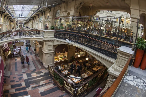 Moscú, Rusia, 27 de enero de 2014. Tienda de Goma de mascar piso de por ojo de pez vista. El GUM es la vista histórica de Moscú y el centro comercial reconocido — Foto de Stock