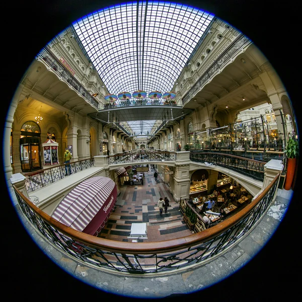 Moscou, Rússia, em 27 de janeiro de 2014. Loja de goma piso de comércio de pela vista fisheye. A GUM é a visão histórica de Moscou e o centro reconhecido de compras — Fotografia de Stock