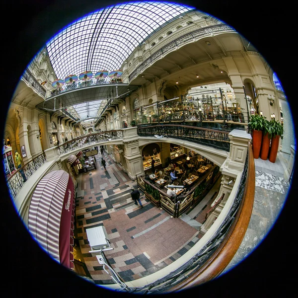 Moscow, Russia, on January 27, 2014. GUM shop trading floor of by fisheye view. The GUM is historical sight of Moscow and the recognized center of shopping — Stock Photo, Image