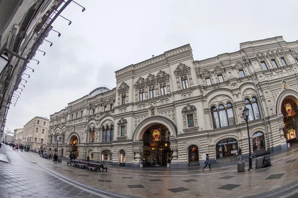 Moskou, Rusland, op 27 januari 2015. Fisheye uitzicht op Nikolskaya Street en bouw van de GOM historische winkel. Nikolskaya Street - een van de oudste straten van Moskou — Stockfoto