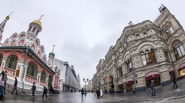 Москва, Россия, 20 января 2014 года. Пешеходная зона Никольская улица с видом на рыбный глаз. Никольская улица - историческая достопримечательность центра Москвы и одна из торговых улиц — стоковое фото