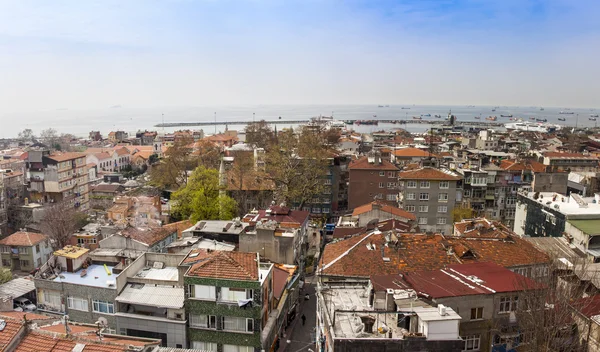 Istanbul, Turkiet. April 28, 2011. Landskap av packa ihop av Bosphorusen. Urban tak. — Stockfoto