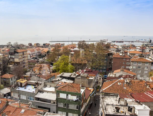 Istanbul, Turkiet. April 28, 2011. Landskap av packa ihop av Bosphorusen. Urban tak. — Stockfoto