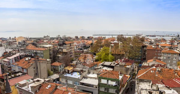 Istanbul, Turkey. April 28, 2011. Landscape of the bank of the Bosphorus. Urban roofs. — Stock Photo, Image