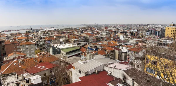 Istanbul, Turquie. 28 avril 2011. Paysage de la rive du Bosphore. Toits urbains . — Photo