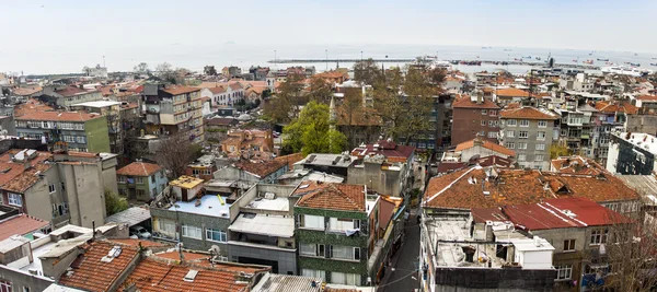 Istanbul, Turecko. Duben 28, 2011. Krajina na břehu Bosporu. Městské střechy. — Stock fotografie