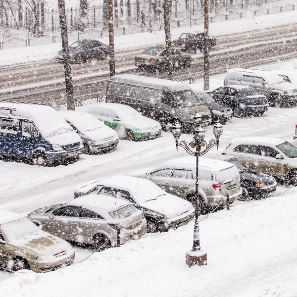 Pushkino, Russia, on February 2, 2015. A view of a parking in the inhabited massif in blizzard time — Stock Photo, Image
