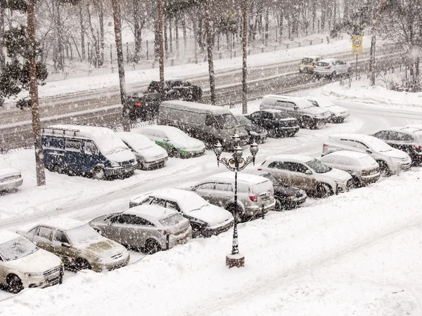 Pushkino, Russia, on February 2, 2015. A view of a parking in the inhabited massif in blizzard time — Stock Photo, Image