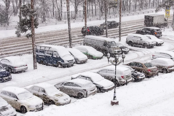 Pushkino, Rusia, 2 de febrero de 2015. Una vista de un aparcamiento en el macizo habitado en tiempo de ventisca — Foto de Stock