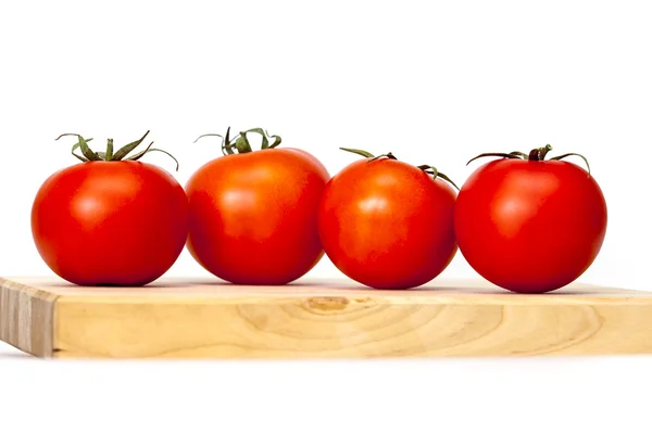 Rode sappige tomaten op tafel — Stockfoto