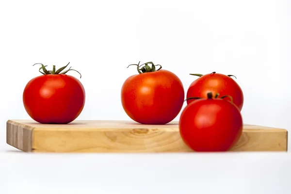 Rote saftige Tomaten auf dem Tisch — Stockfoto