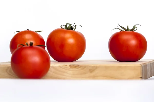 Rote saftige Tomaten auf dem Tisch — Stockfoto