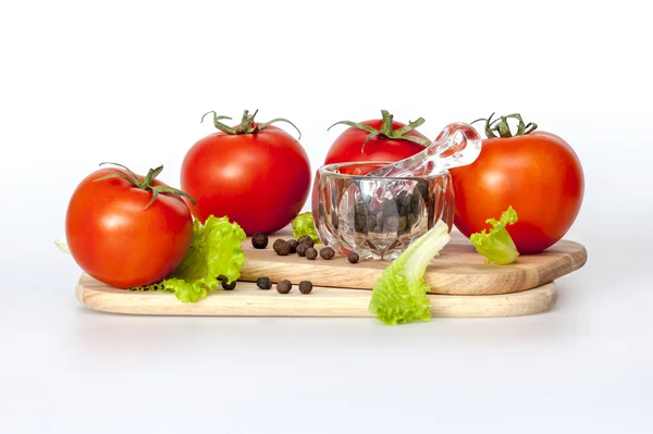 Kırmızı sulu domates ve marul yaprakları — Stok fotoğraf