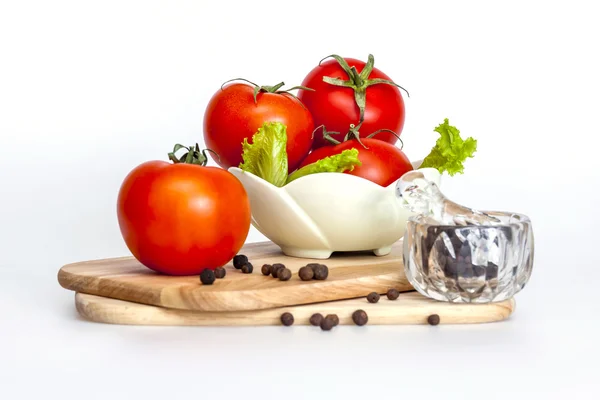 Red juicy tomatoes, lettuce leaves and black pepper — Stock Photo, Image