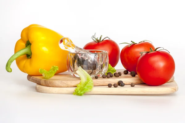 Paprika van gele kleur en rijpe tomaten — Stockfoto