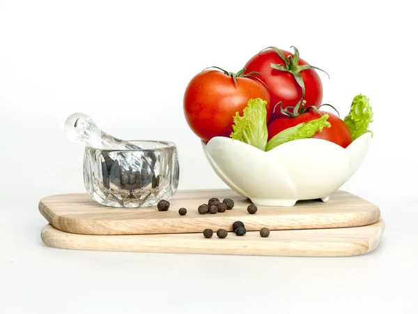 Rode sappige tomaten, sla bladeren en zwarte peper — Stockfoto