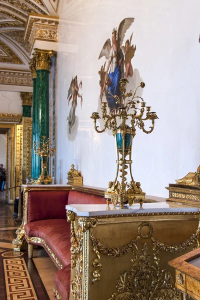 St. Petersburg, Ryssland, den 24 juli, 2012. Inredningen i en av museet hallar statliga Eremitaget. Hermitage - en av de mest kända konstmuseerna världen — Stockfoto