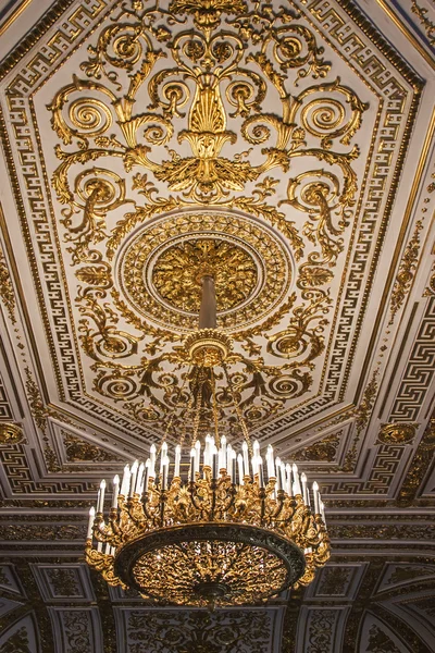 São Petersburgo, Rússia, em 24 de julho de 2012. Um lustre em um de salas de museu o Hermitage estatal. O Hermitage - um dos museus de arte mais conhecidos do mundo — Fotografia de Stock