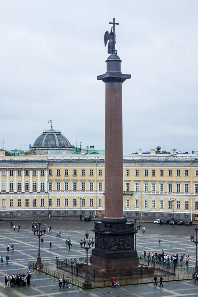 San Petersburgo, Rusia, el 24 de julio de 2012. Una vista desde la ventana de la Ermita a la Plaza del Palacio. El Hermitage - uno de los museos de arte más conocidos del mundo — Foto de Stock