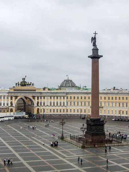 San Petersburgo, Rusia, el 24 de julio de 2012. Una vista desde la ventana de la Ermita a la Plaza del Palacio. El Hermitage - uno de los museos de arte más conocidos del mundo — Foto de Stock