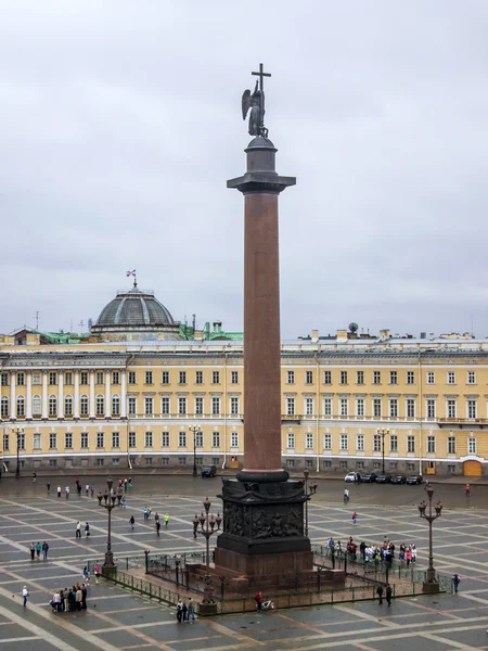 San Petersburgo, Rusia, el 24 de julio de 2012. Una vista desde la ventana de la Ermita a la Plaza del Palacio. El Hermitage - uno de los museos de arte más conocidos del mundo — Foto de Stock