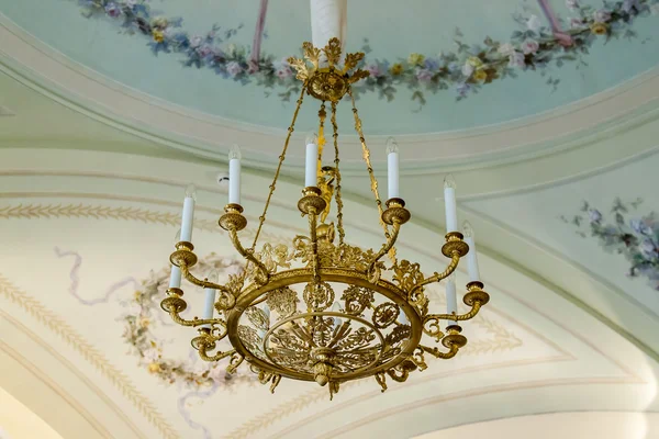 St. Petersburg, Russia, on July 24, 2012. A chandelier in one of museum halls the State Hermitage. The Hermitage - one of the best-known art museums of the world — Stock Photo, Image