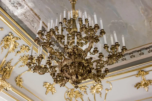 St. Petersburg, Russia, on July 24, 2012. A chandelier in one of museum halls the State Hermitage. The Hermitage - one of the best-known art museums of the world — Stock Photo, Image