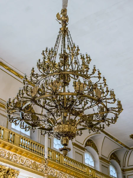San Petersburgo, Rusia, el 24 de julio de 2012. Una lámpara de araña en una de las salas de museos del Hermitage Estatal. El Hermitage - uno de los museos de arte más conocidos del mundo — Foto de Stock