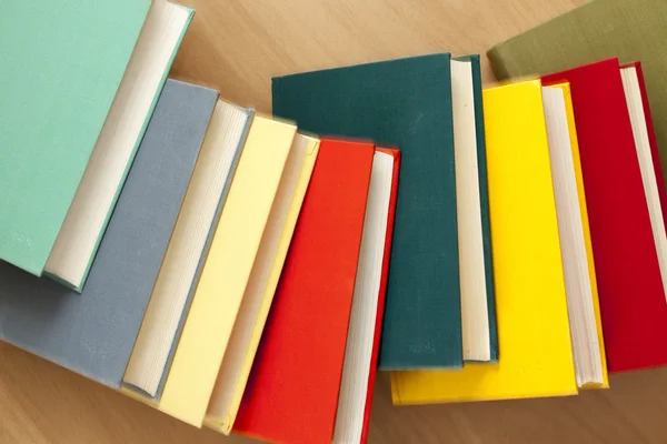 Libri d'epoca in copertine multicolori su un tavolo — Foto Stock