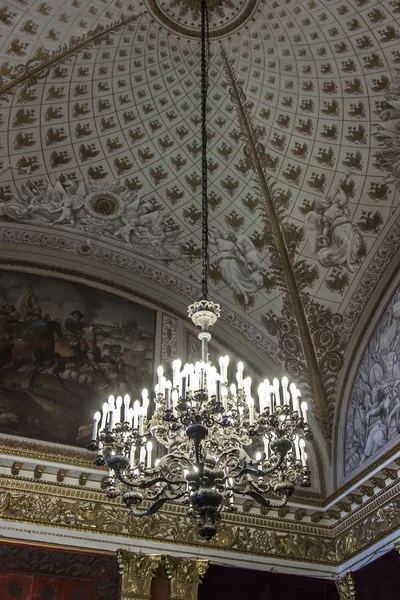 St. Petersburg, Russia, on July 24, 2012. A chandelier in one of museum halls the State Hermitage. The Hermitage - one of the best-known art museums of the world — Stock Photo, Image