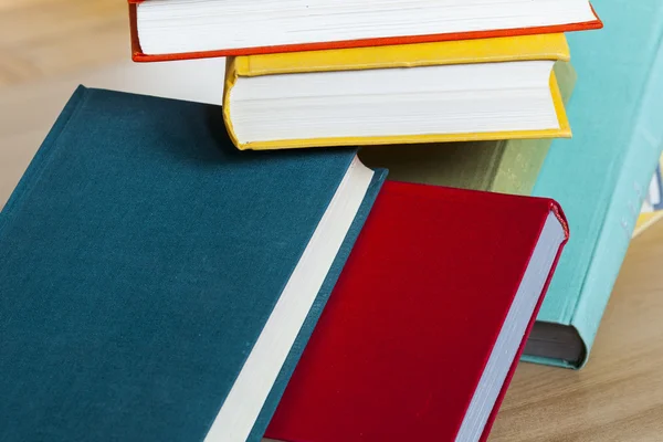 Livros vintage em capas multicoloridas em uma mesa — Fotografia de Stock