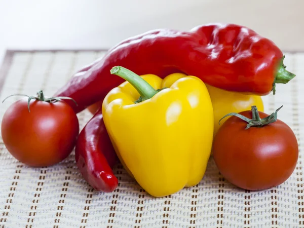 Große Paprika von roter und gelber Farbe und frische Tomaten — Stockfoto